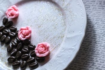 Coffee beans on porcelain plate - Kostenloses image #201125